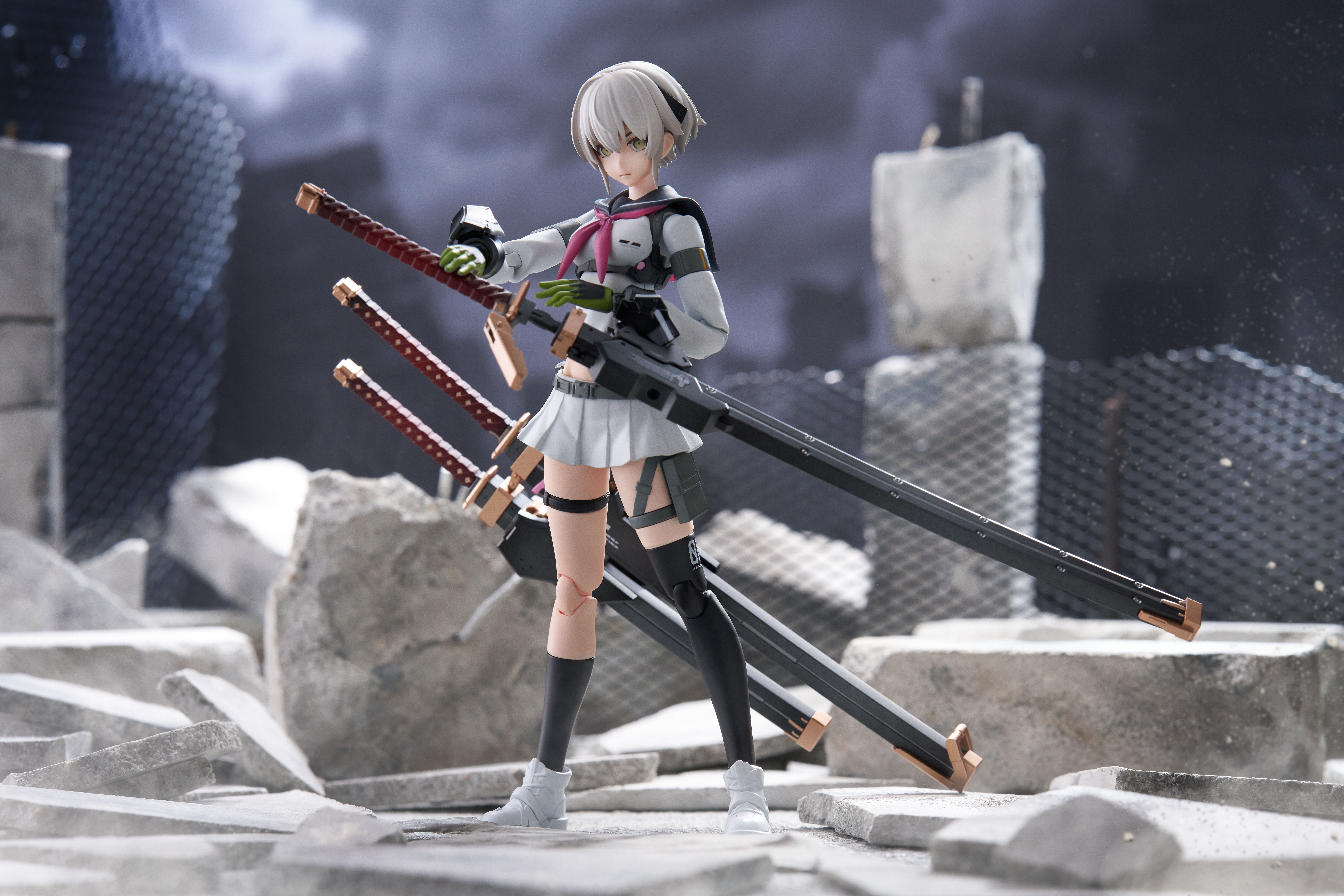 PLAMAX 壱 Earlyの塗装済み完成見本。セーラー服姿で長刀3本を背負う