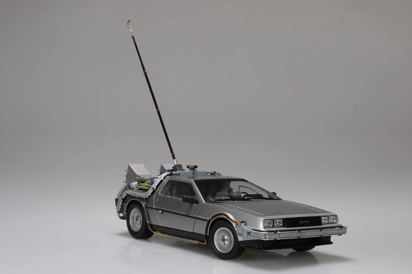 アンテナを付けた試作品。車体全長と、アンテナを含む展示高さを分けて確認。