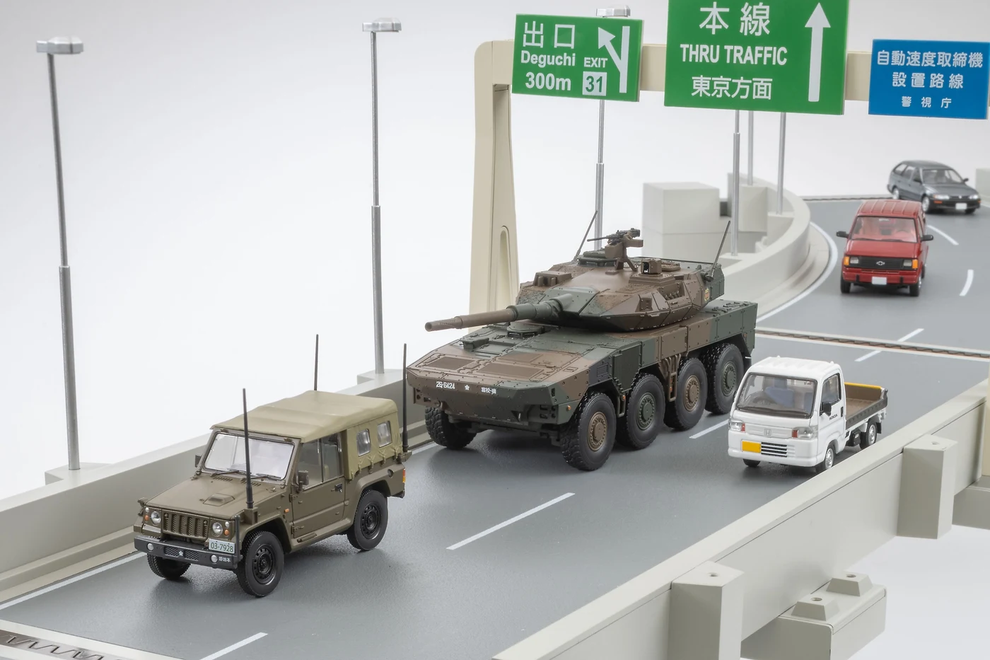 1/64の一般車両・道路情景と組み合わせた展示例。他車・道路・人物等はAS010に付属しません。