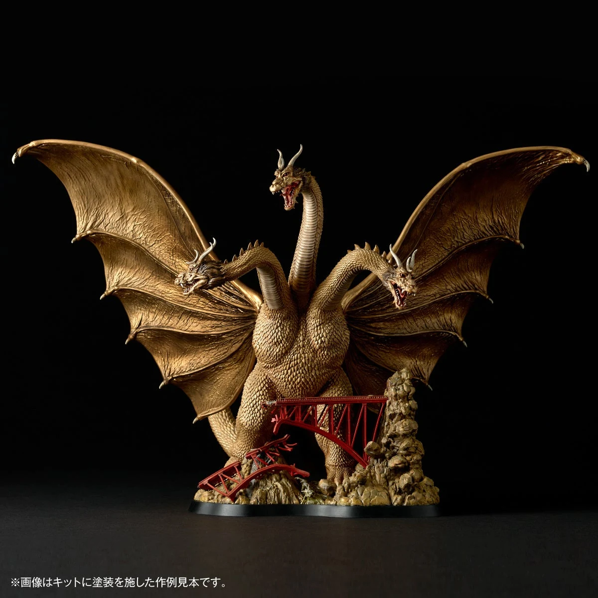 翼を広げた金色の紹介見本。AP056の製品は未塗装の組立キット