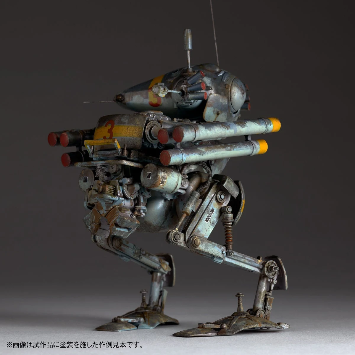 武器側を向けた陸戦ガンスの塗装作例。発射筒と背面の構成を確認できます。