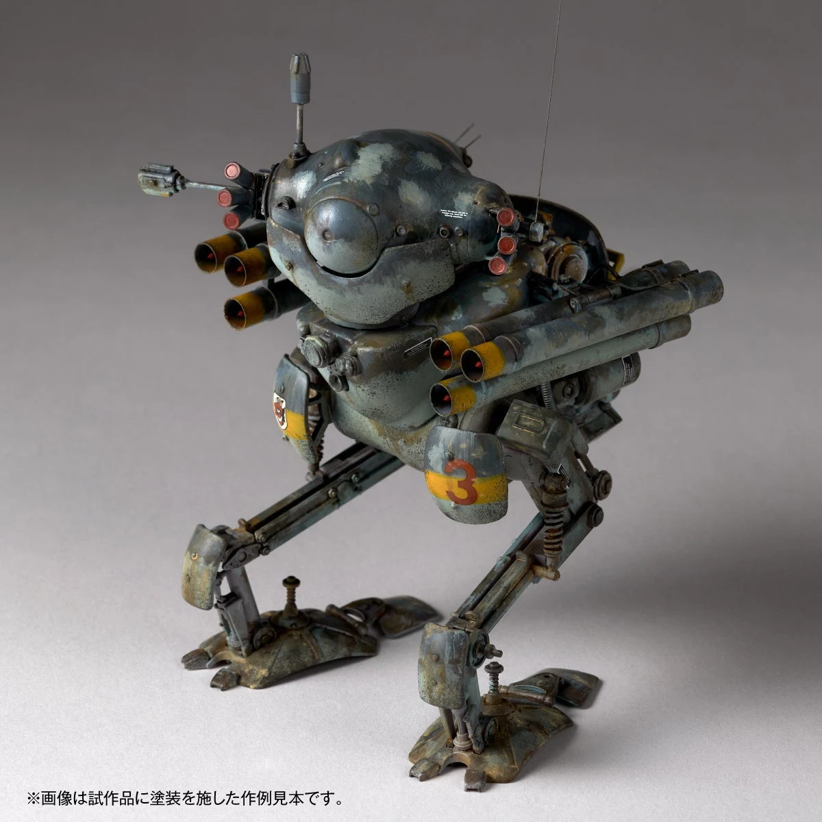 斜め上から見た陸戦ガンスの塗装作例。頭部・武器・脚の位置関係を確認できます。