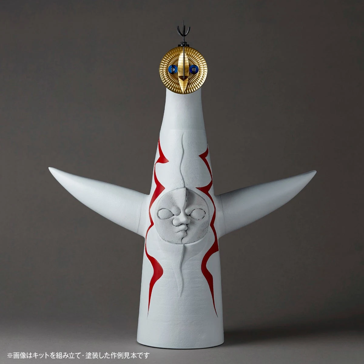 正面を閉じた太陽の塔の組立・塗装作例。外側の顔と赤い模様が見えます。