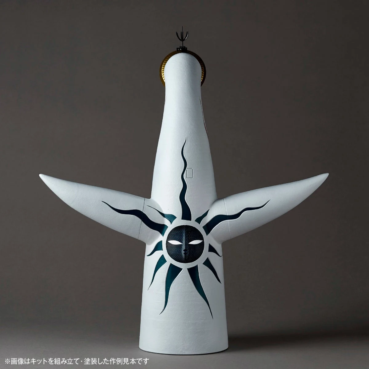 背面の黒い太陽を見せた組立・塗装作例。背面も塗り分ける対象になります。