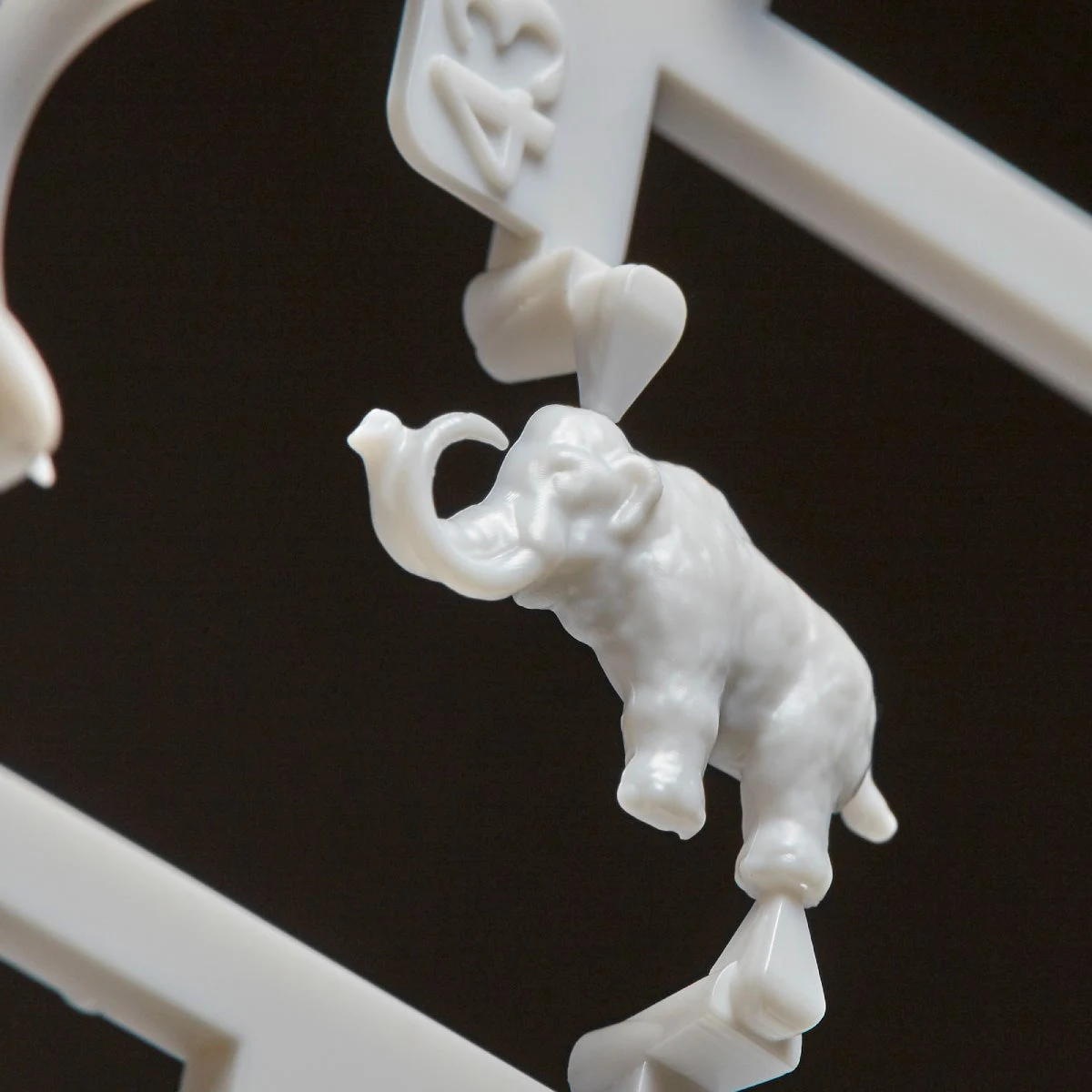 ランナーにつながる生物パーツの細部。完成作例と組立前の状態を分けて見ます。