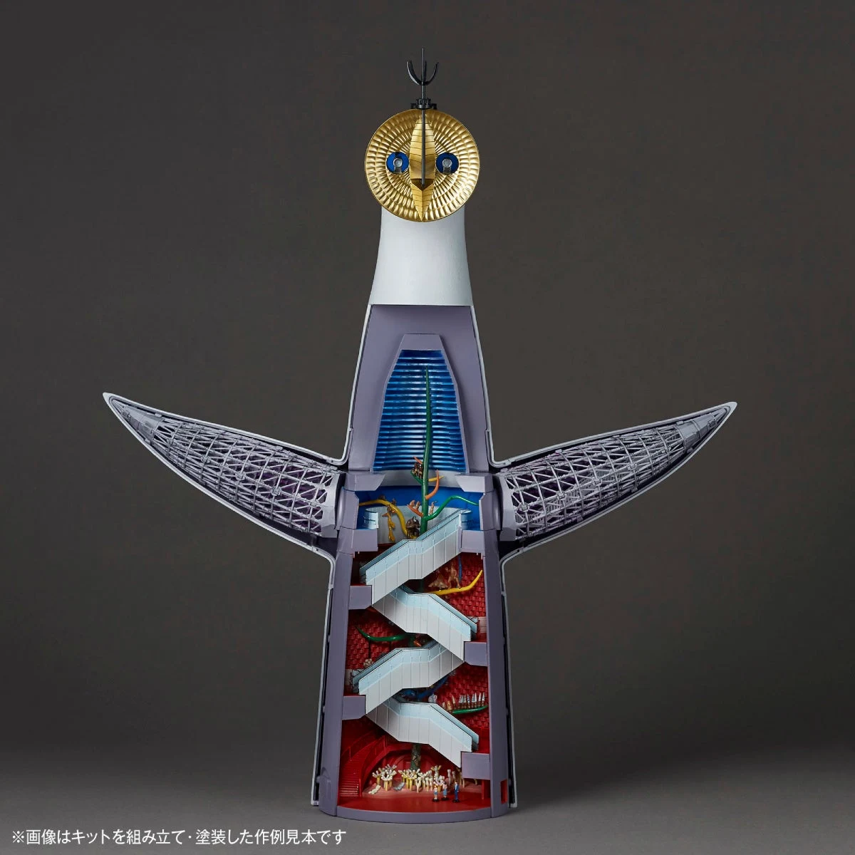 別角度から見た内部展示の組立・塗装作例。外殻と内部の位置関係が分かります。