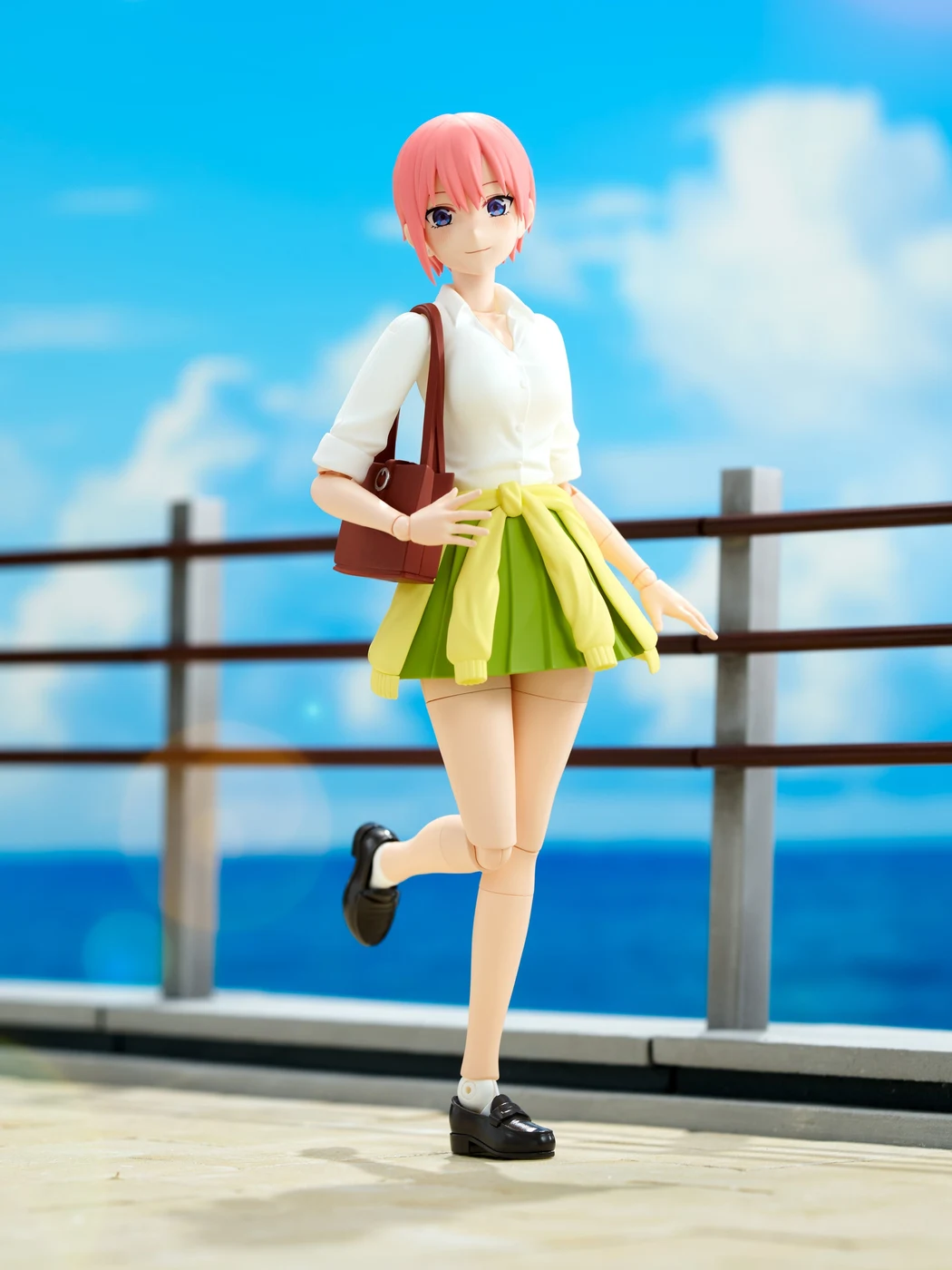夏制服の中野一花を屋外風の背景で見せた公式の塗装済み試作品画像。