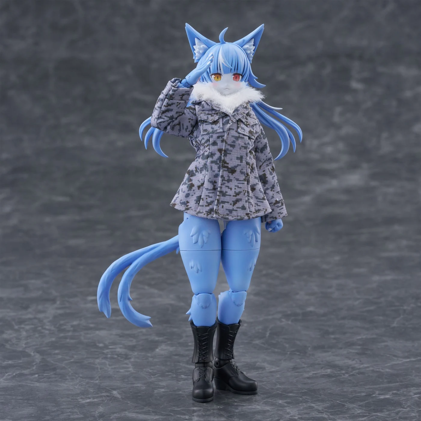 公式限定版の迷彩服と靴の前面例。試作品です。
