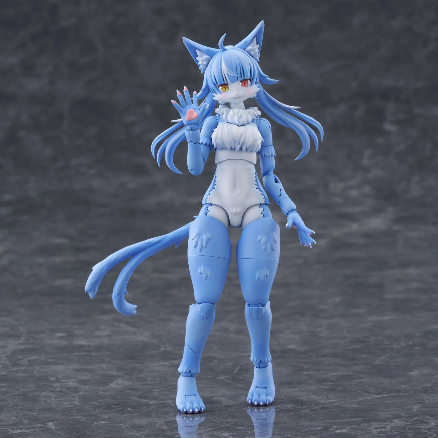 おまねこ素体の前面。全高約147mmは素体の表記です。
