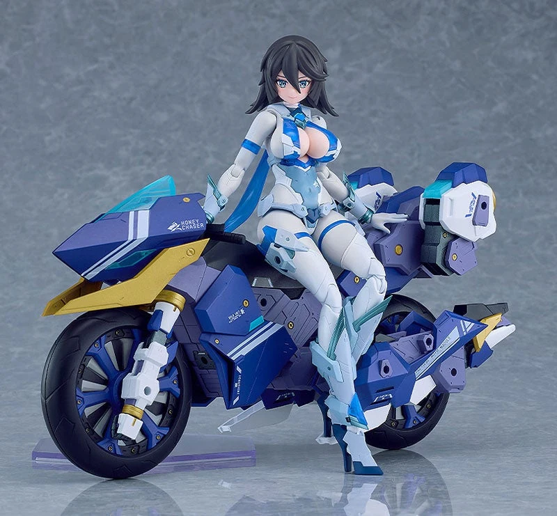 セットの騎乗例。16,000円のハリケーンハニーには人物とバイクが含まれる。組立・塗装済み見本