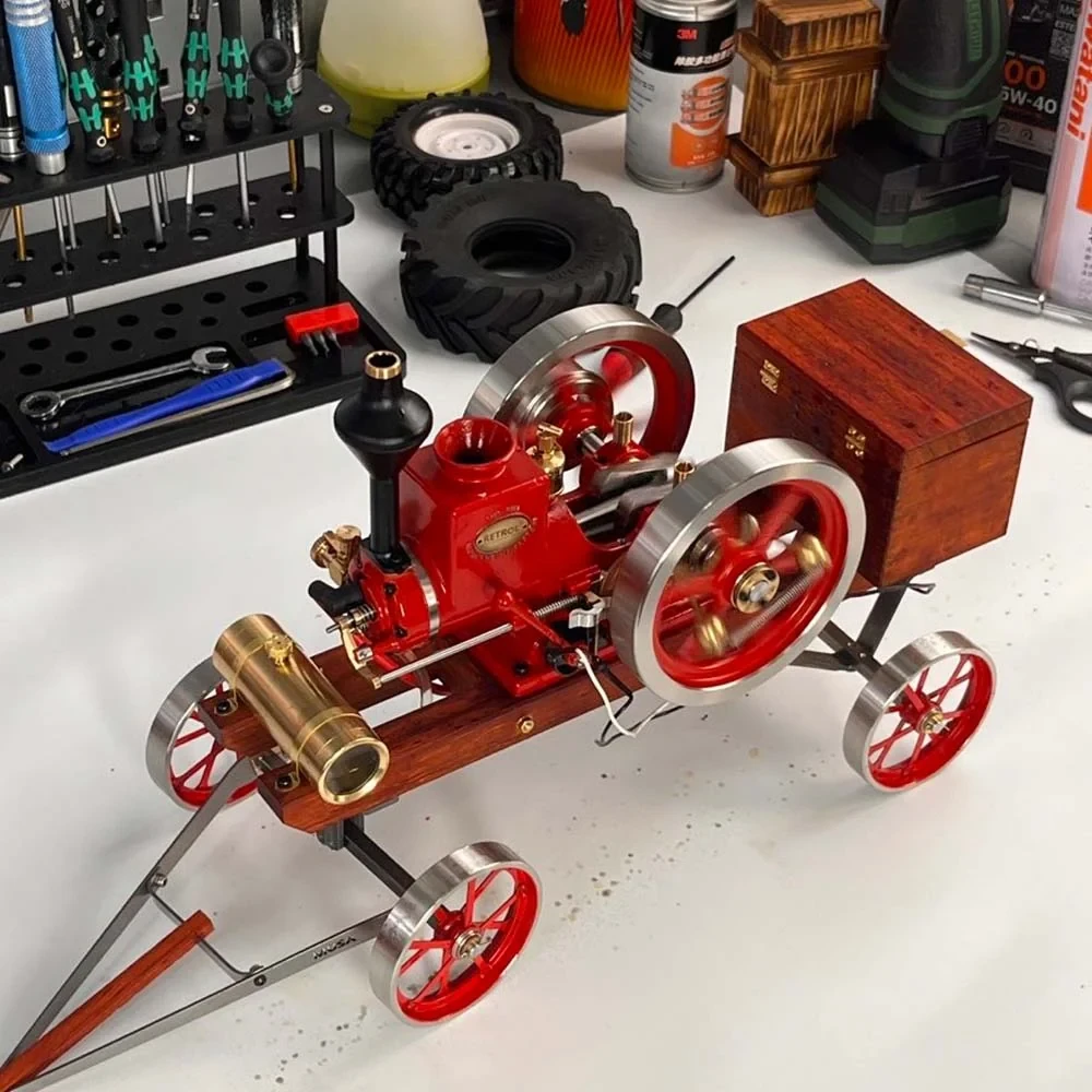 RETROL HM-01の赤色エンジンを四輪カートに載せた公式完成見本。作業台の工具や周囲の備品はセット内容を示しません。